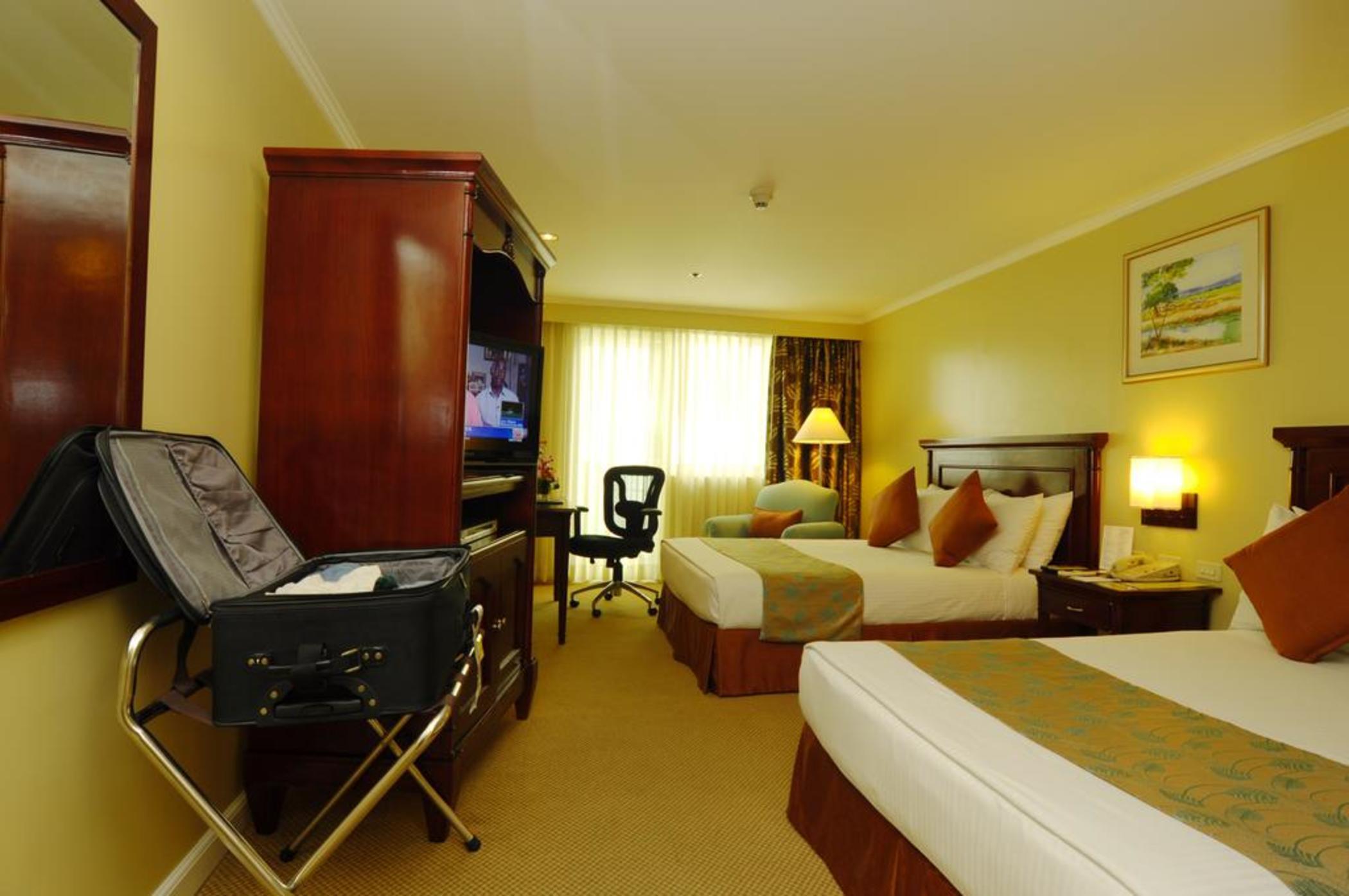 Oxford Suites Makati Макати Экстерьер фото