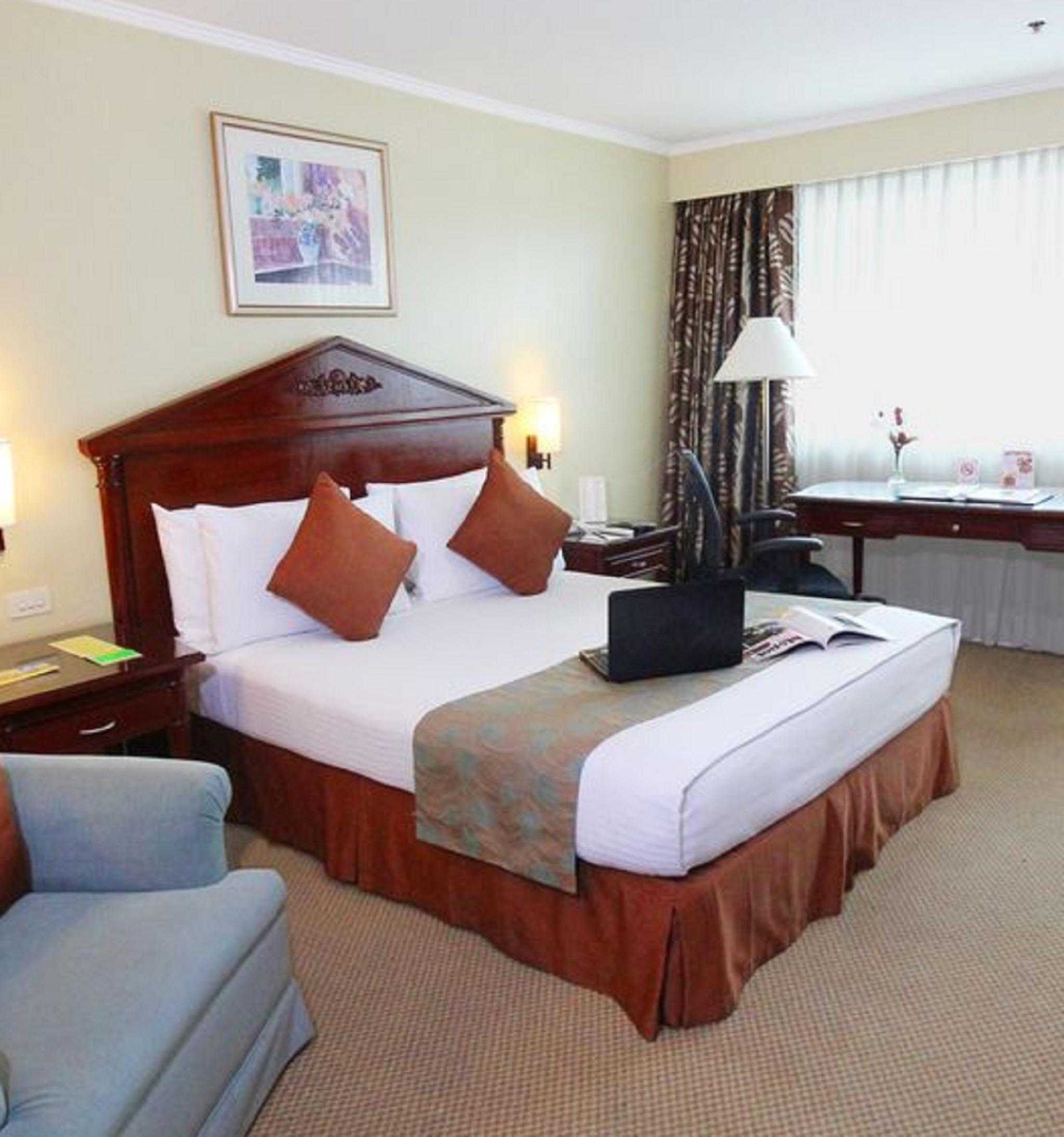 Oxford Suites Makati Макати Экстерьер фото