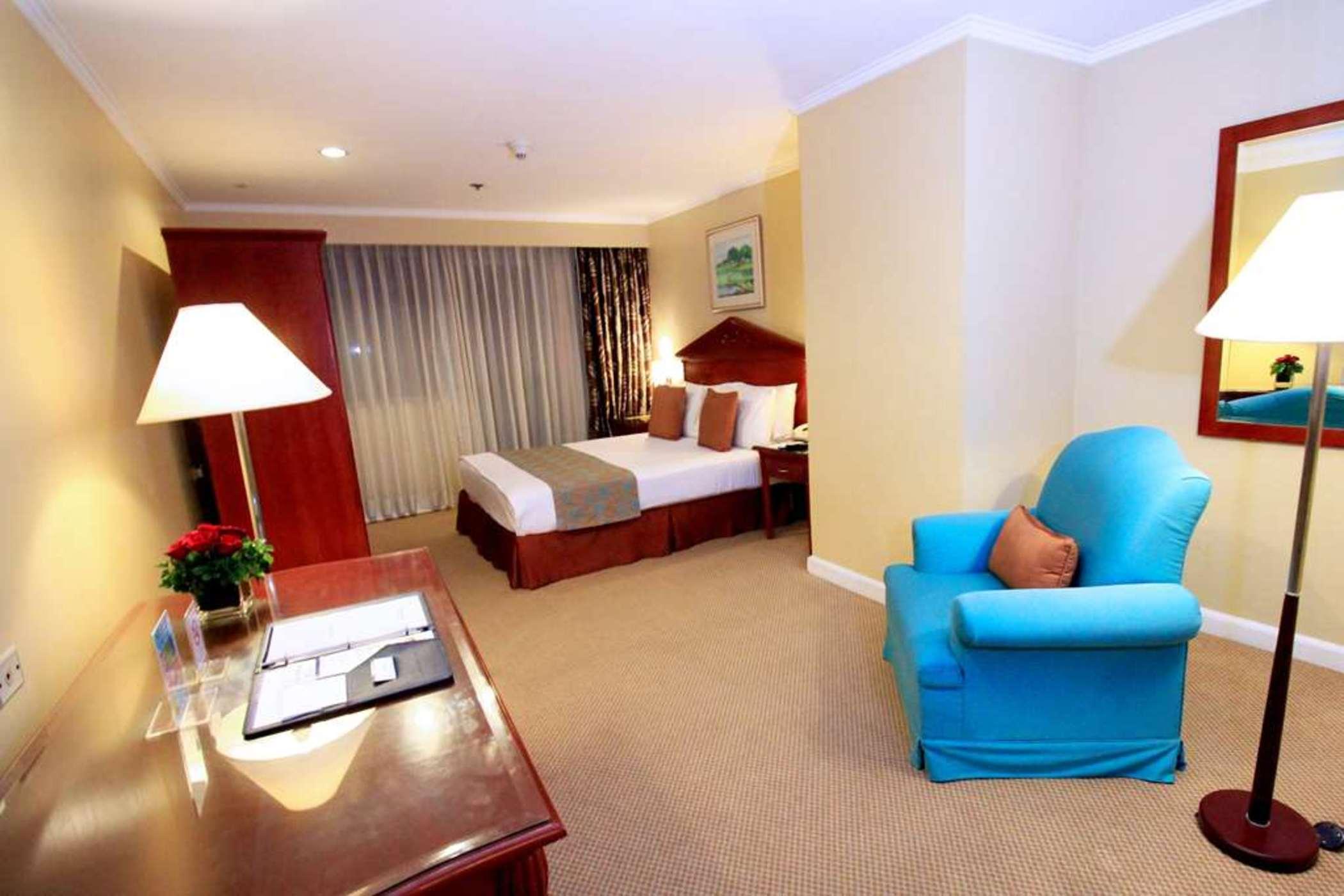 Oxford Suites Makati Макати Экстерьер фото