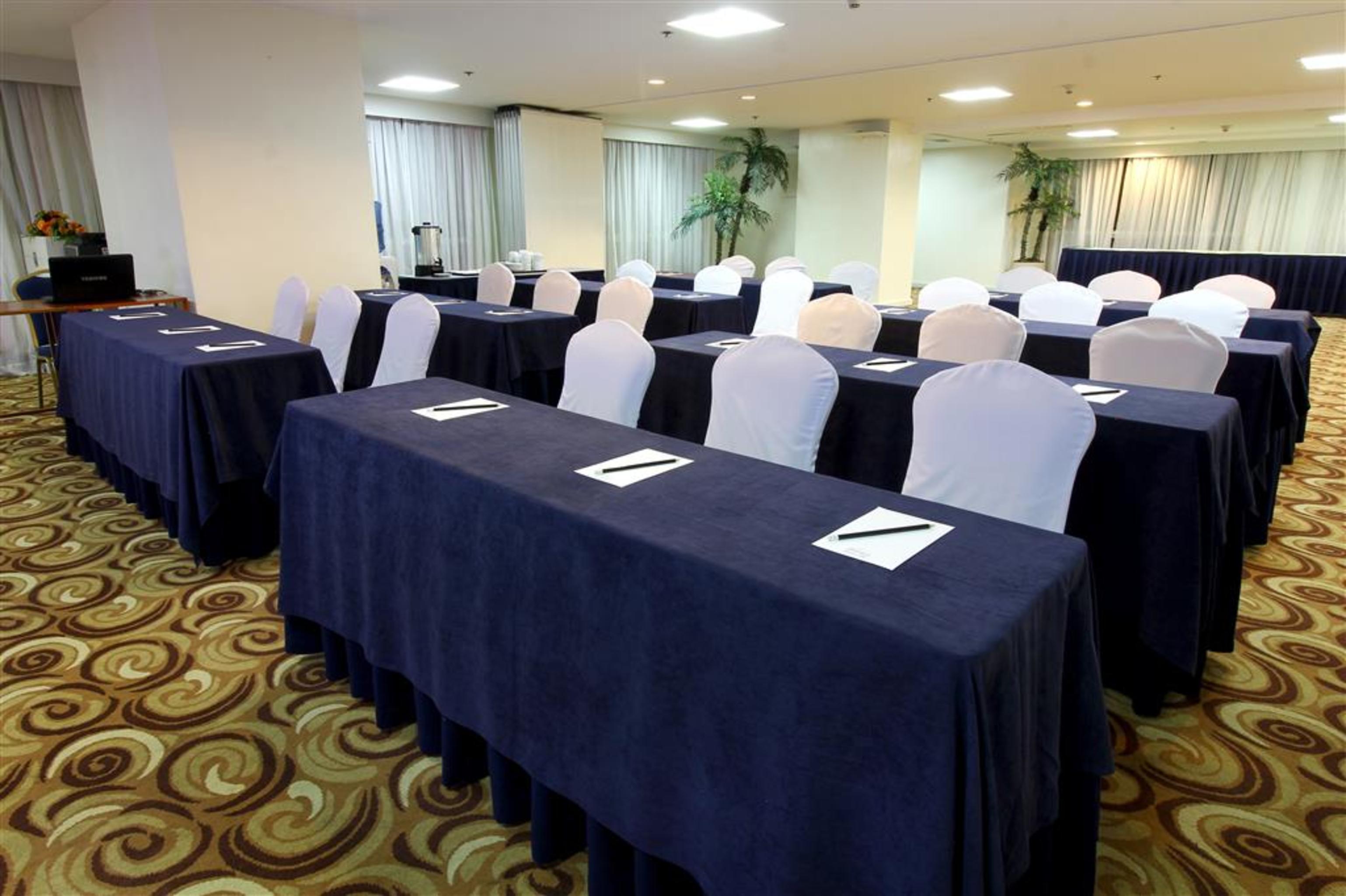 Oxford Suites Makati Макати Экстерьер фото
