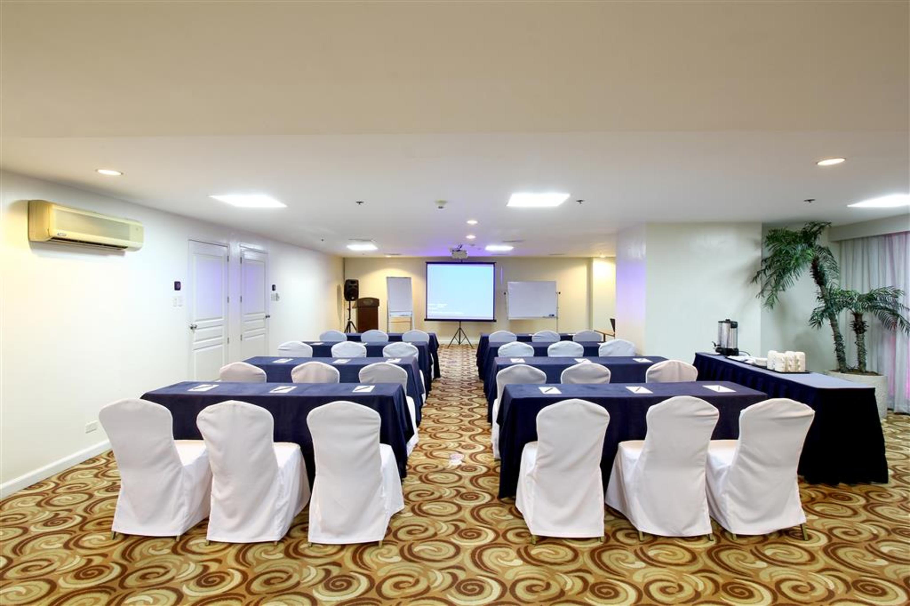 Oxford Suites Makati Макати Экстерьер фото