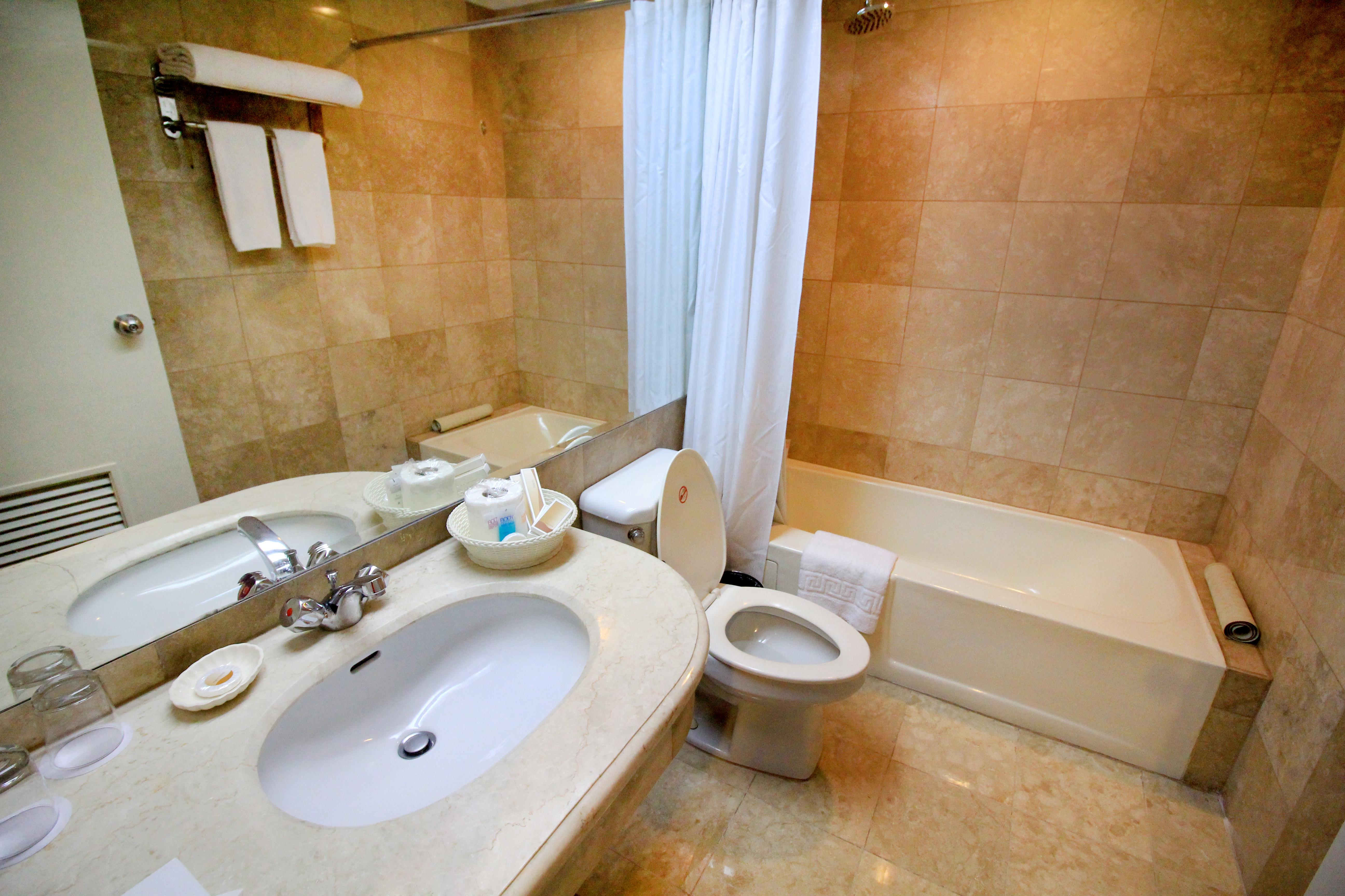 Oxford Suites Makati Макати Экстерьер фото