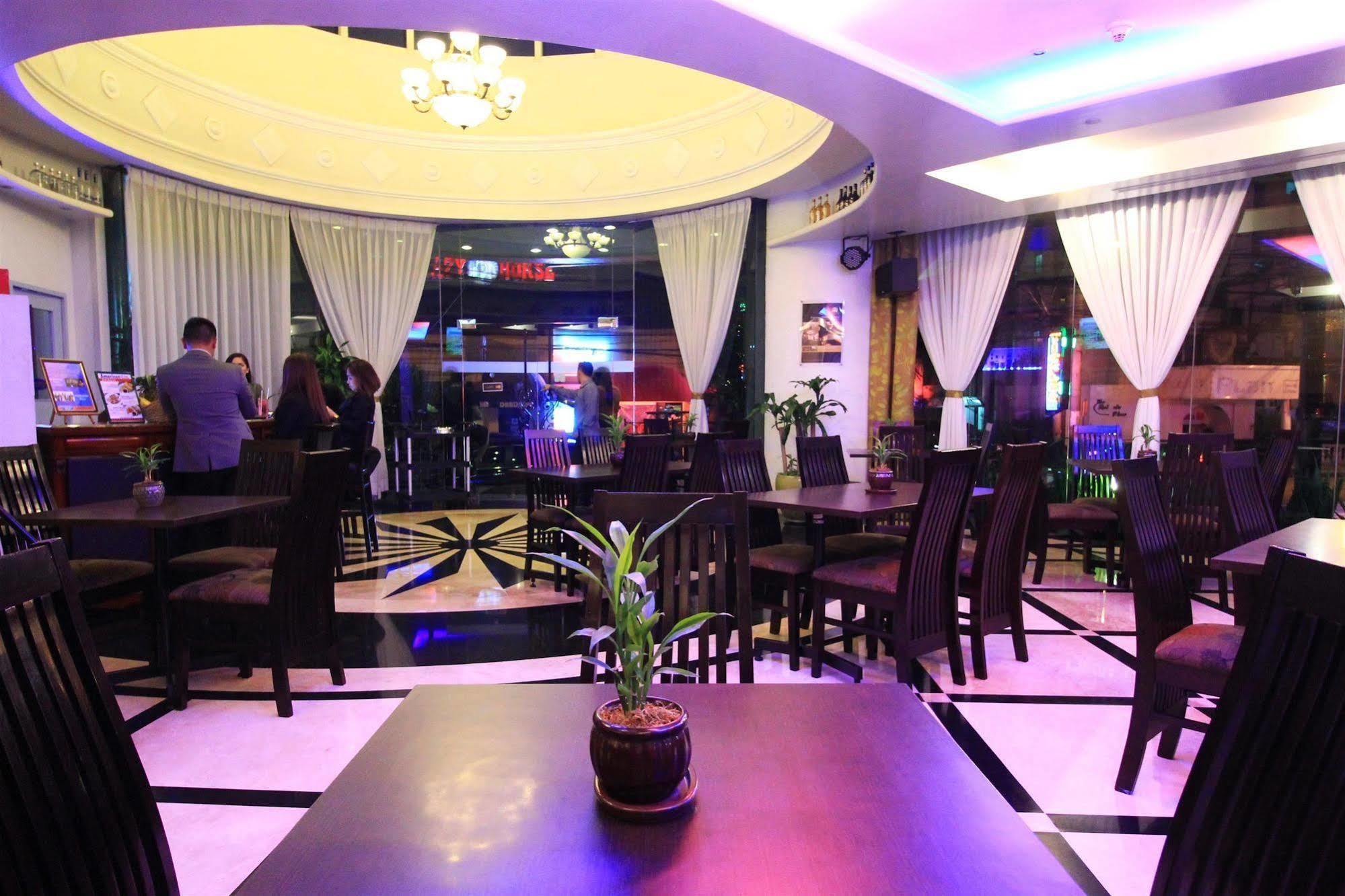 Oxford Suites Makati Макати Экстерьер фото