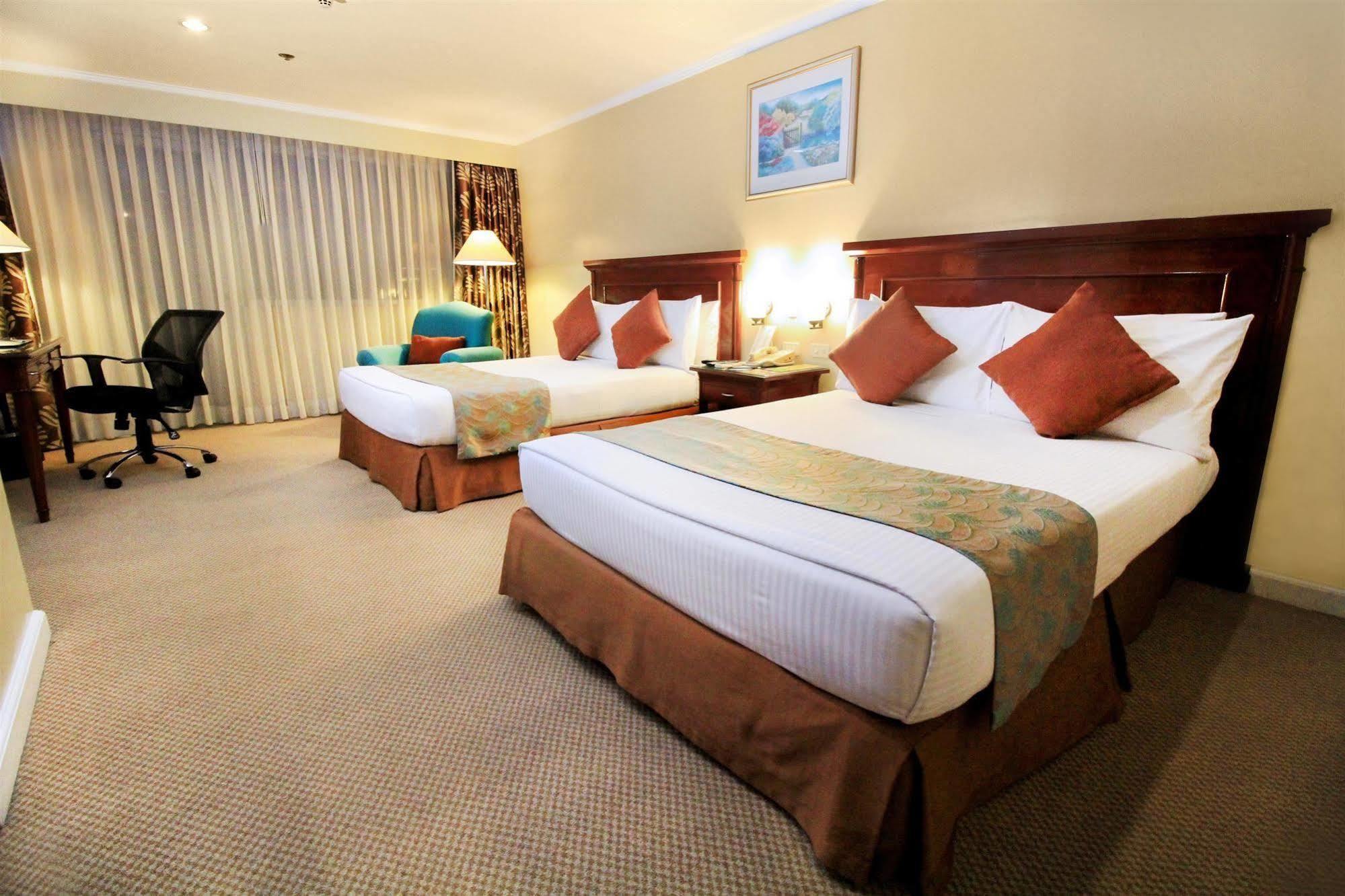 Oxford Suites Makati Макати Экстерьер фото