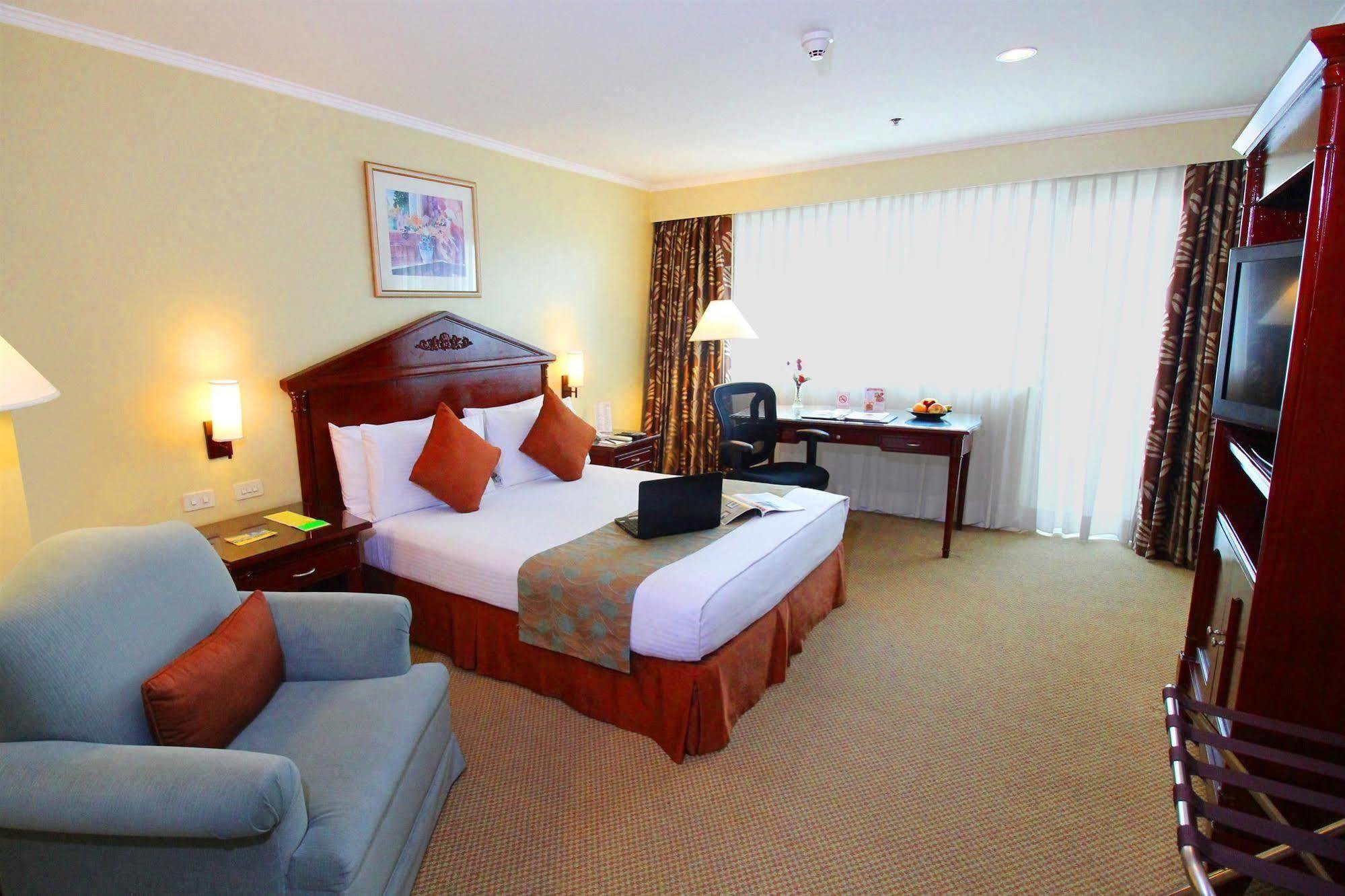 Oxford Suites Makati Макати Экстерьер фото