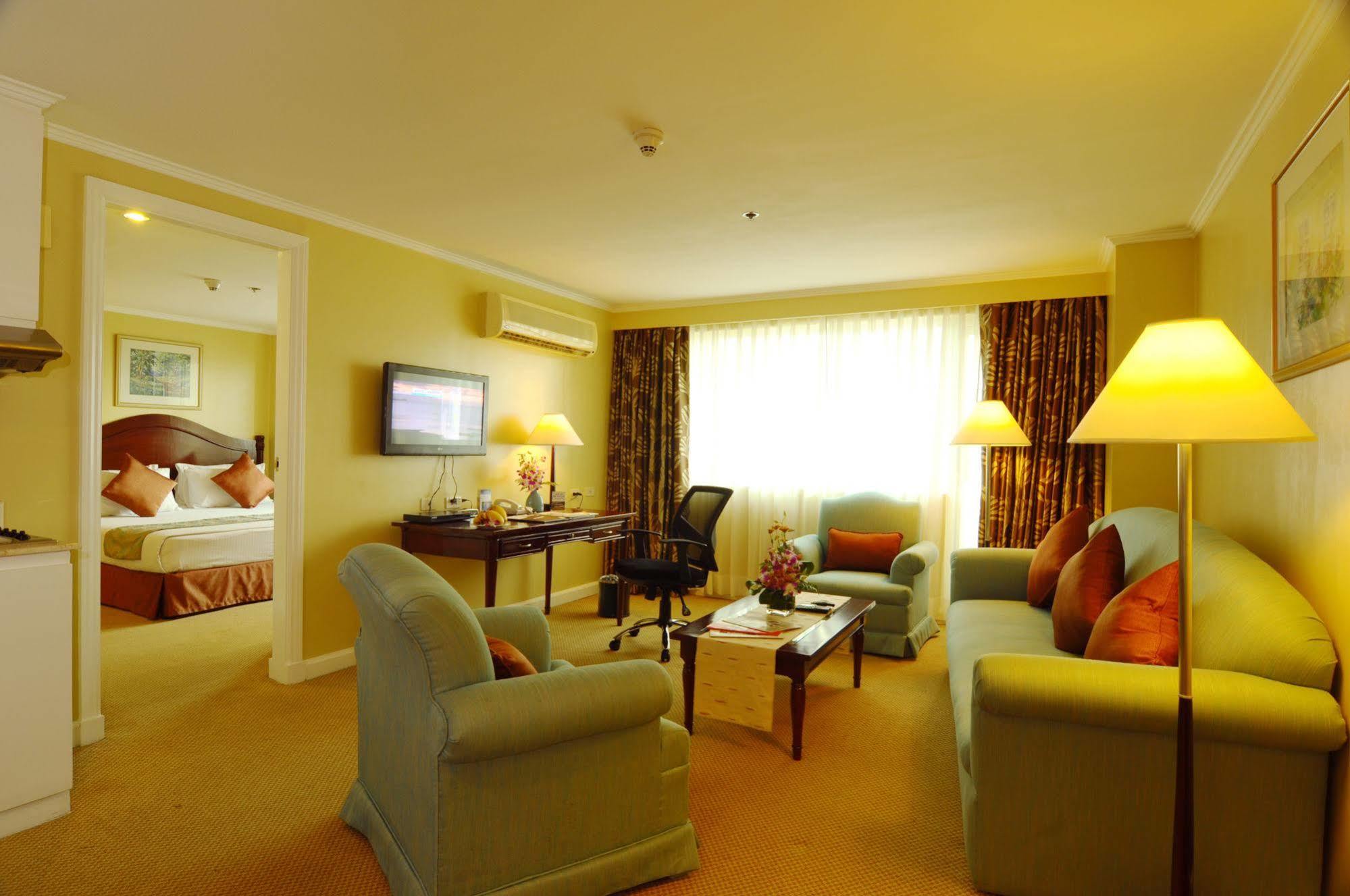 Oxford Suites Makati Макати Экстерьер фото