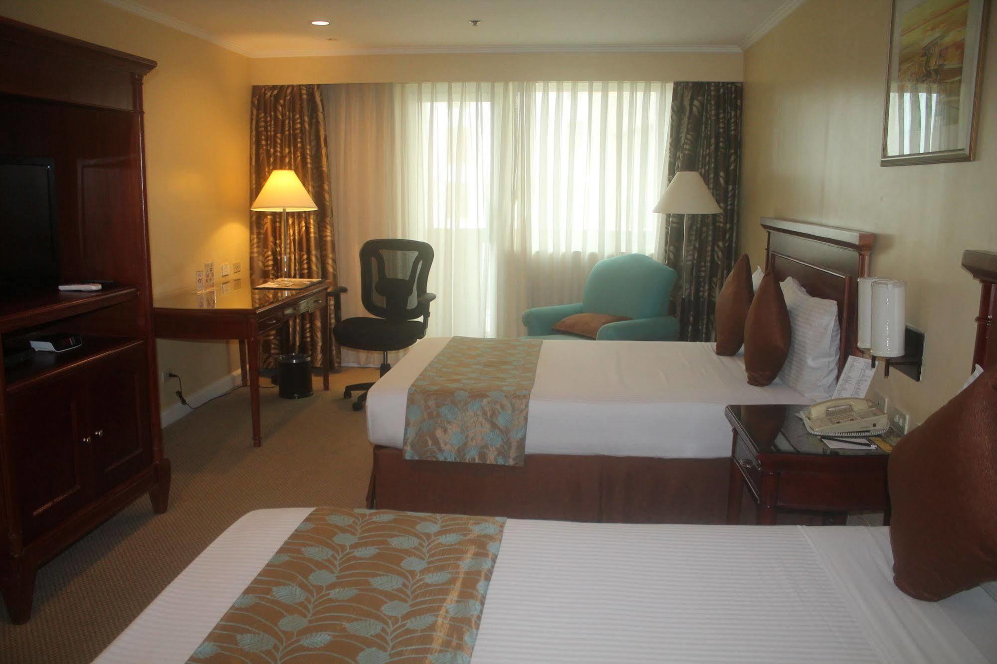 Oxford Suites Makati Макати Экстерьер фото