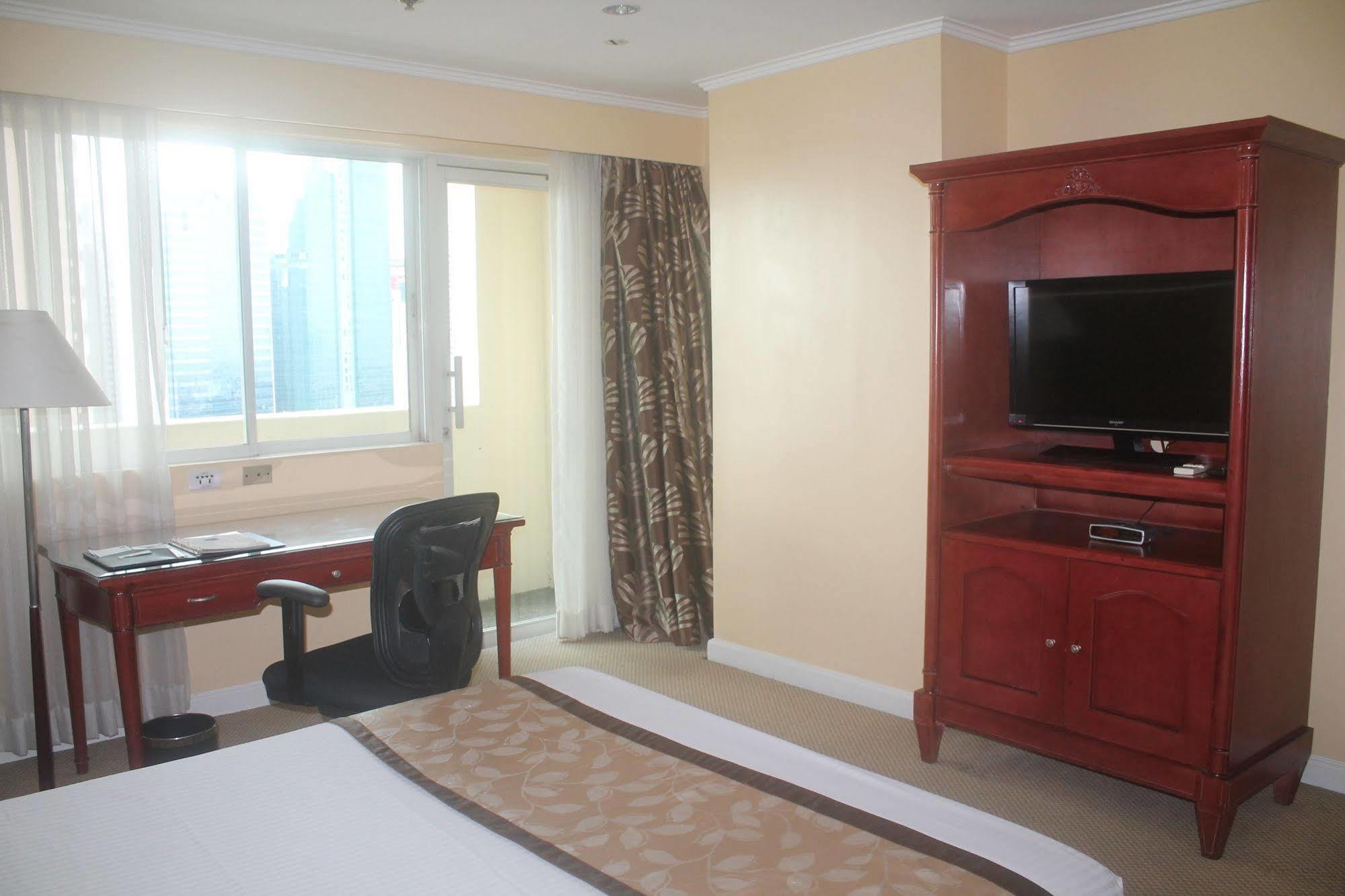 Oxford Suites Makati Макати Экстерьер фото