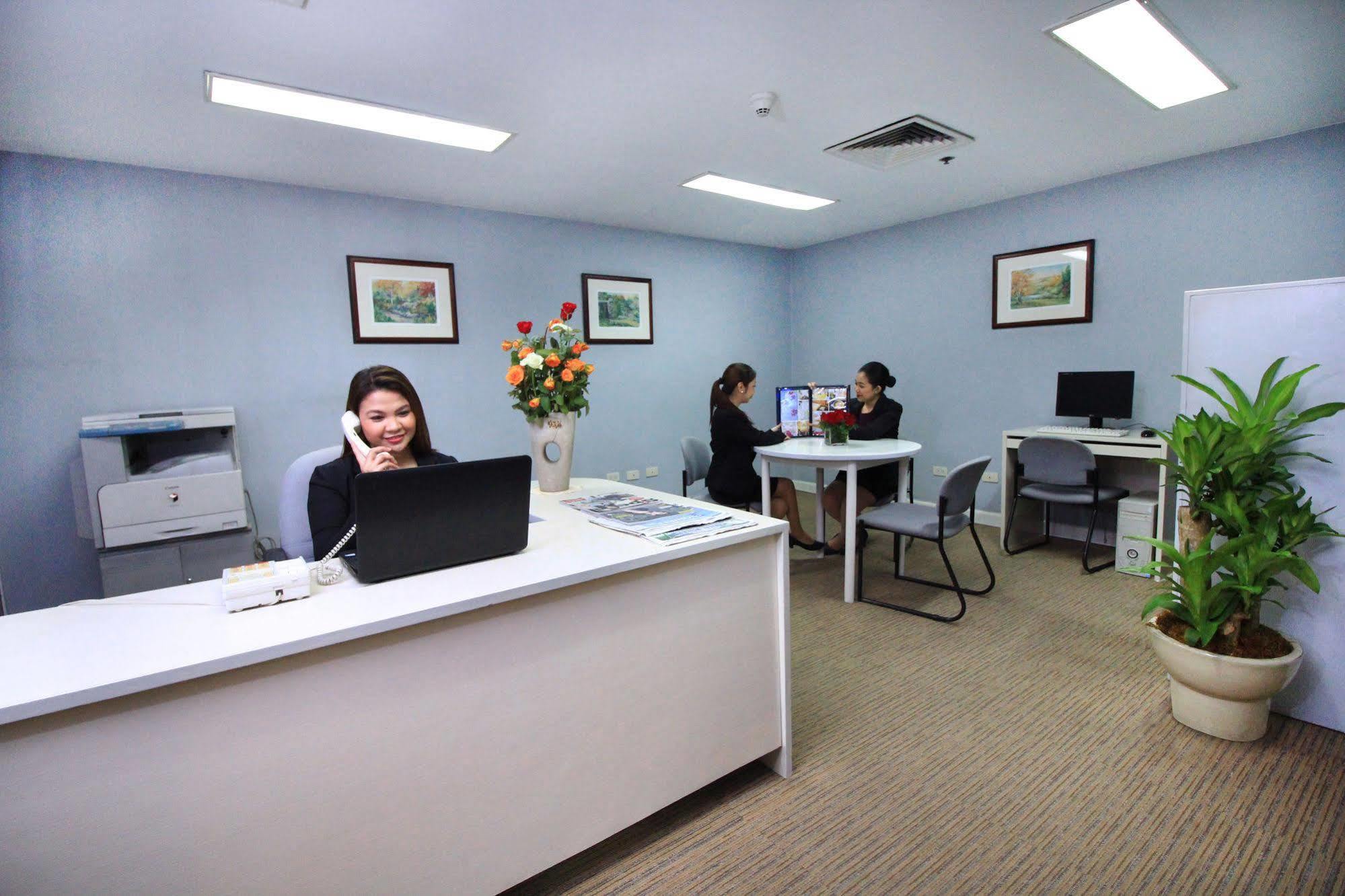 Oxford Suites Makati Макати Экстерьер фото