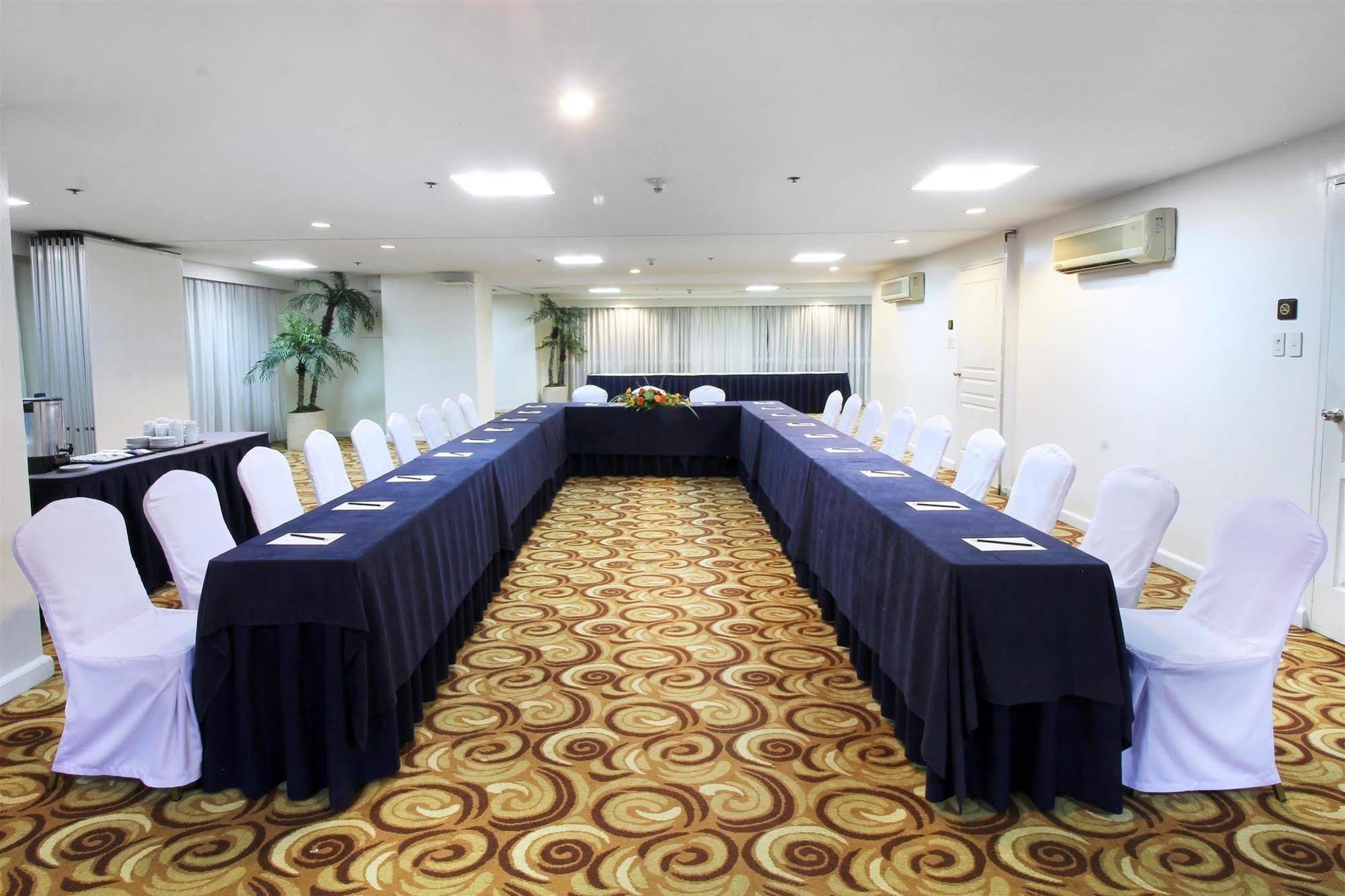 Oxford Suites Makati Макати Экстерьер фото
