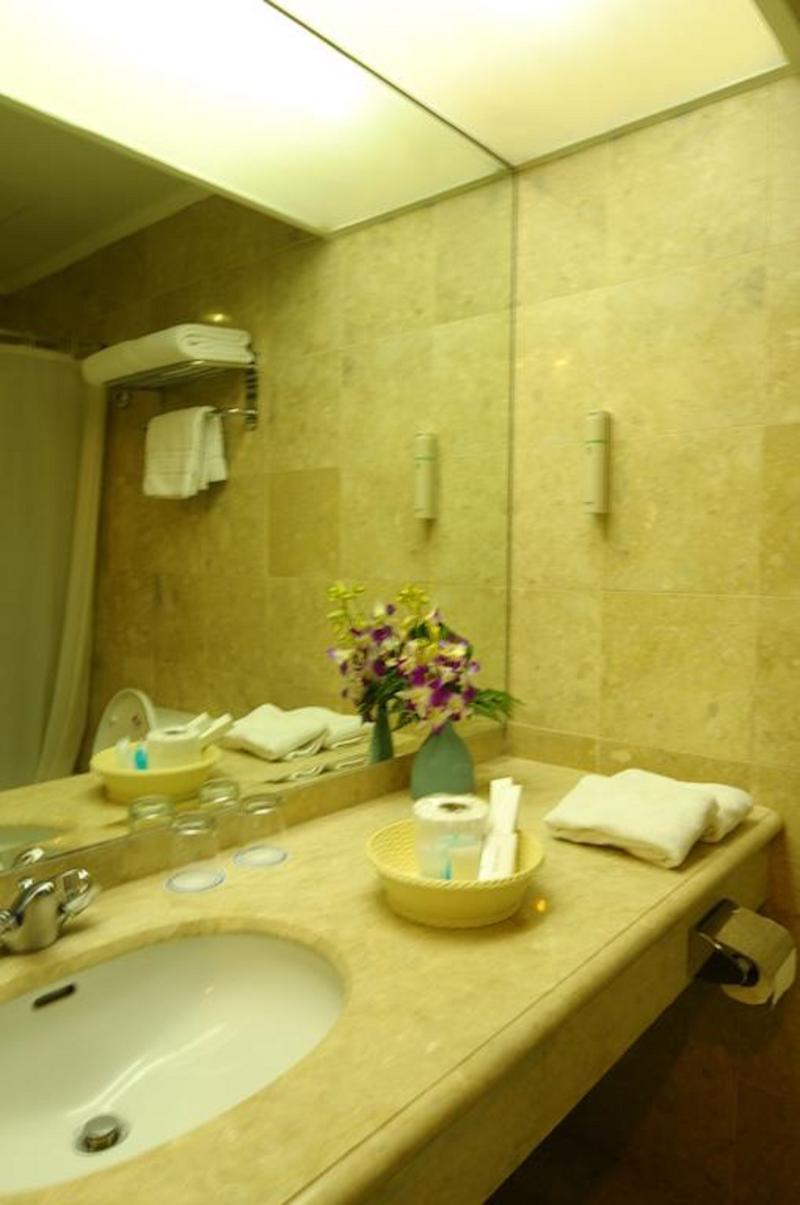Oxford Suites Makati Макати Экстерьер фото