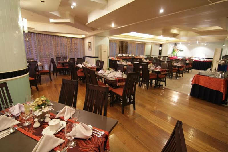Oxford Suites Makati Макати Экстерьер фото