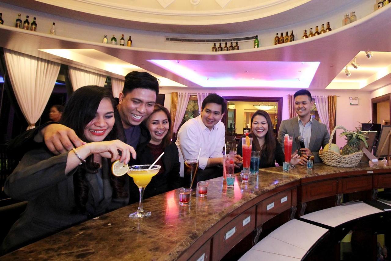 Oxford Suites Makati Макати Экстерьер фото